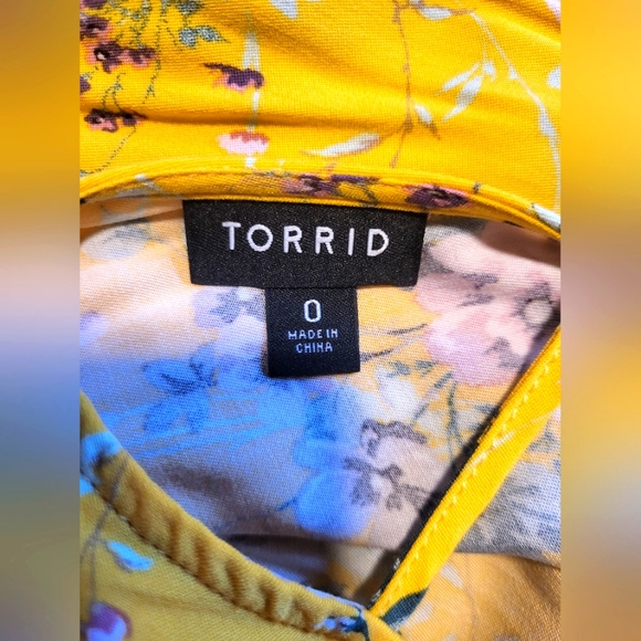 Torrid 1/2 sleeve shark bite hem lattice back floral top size 0 - Picture 3 of 7